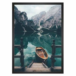 تابلو قایق در دریاچه کوهستانی